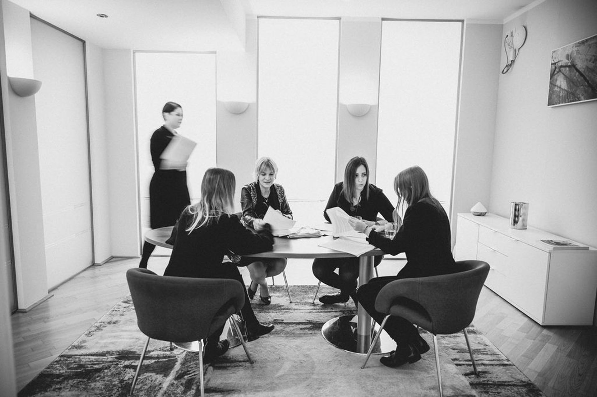 Schuhmeister Team an einem Tisch