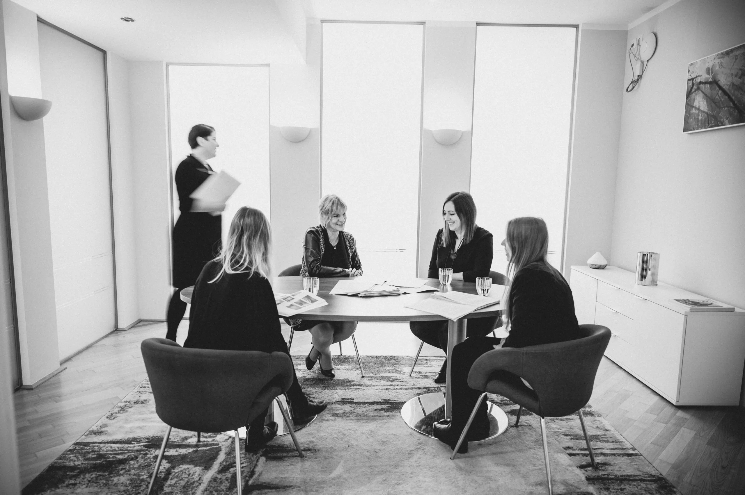 Team Rechtsanwälte Schuhmeister an einem Tisch